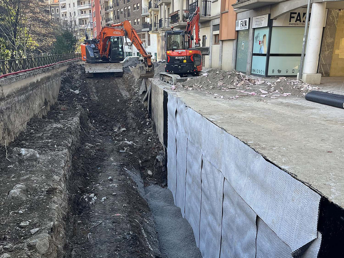 Paseo fluvial en Zumarraga fase I _ Reurbanización c / Secundino Esnaola 12 -14