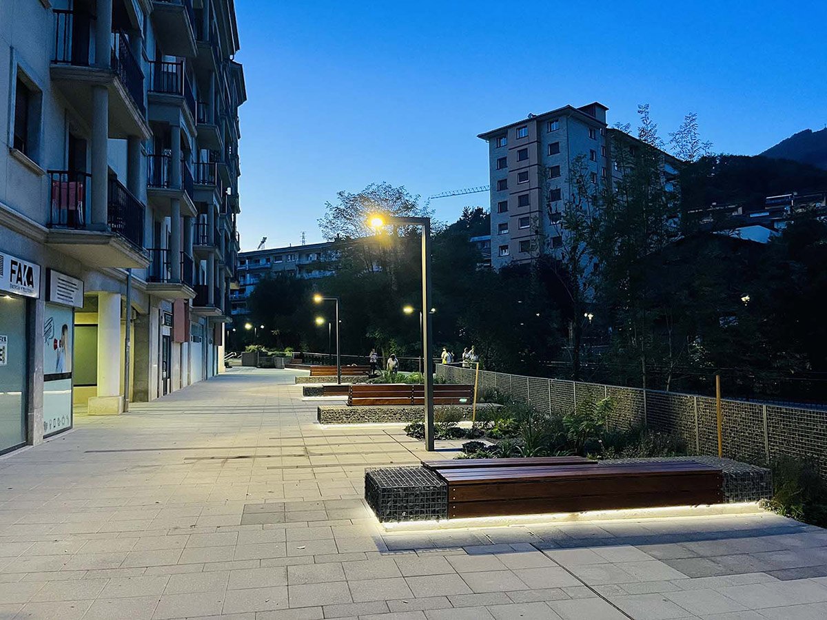 Paseo fluvial en Zumarraga fase I _ Reurbanización c / Secundino Esnaola 12 -14