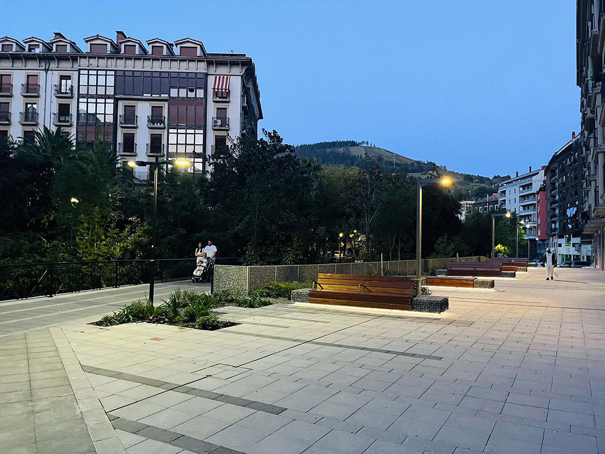 Paseo fluvial en Zumarraga fase I _ Reurbanización c / Secundino Esnaola 12 -14
