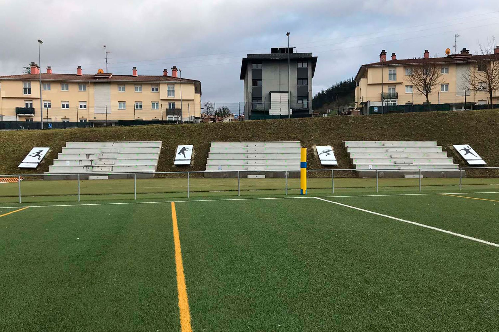 Gradas en campo de futbol. Zumarraga